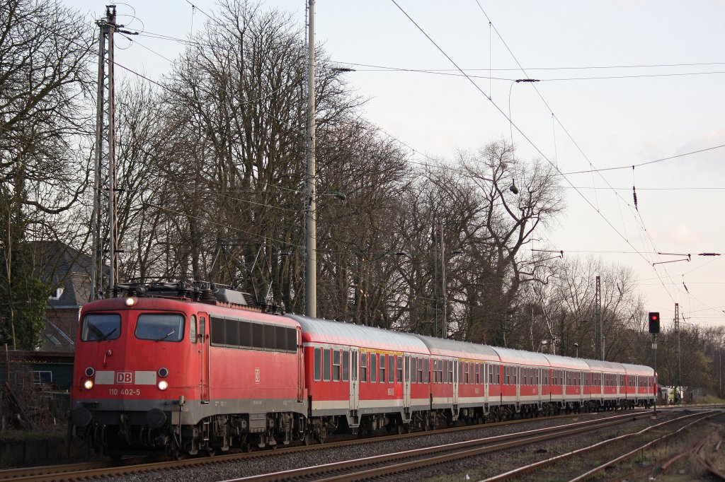 Die 110 402 fuhr am 19.3.12 mit einem umgeleitetem RB 35 Verstrker bei der Durchfahrt durch Ratingen-Lintorf.