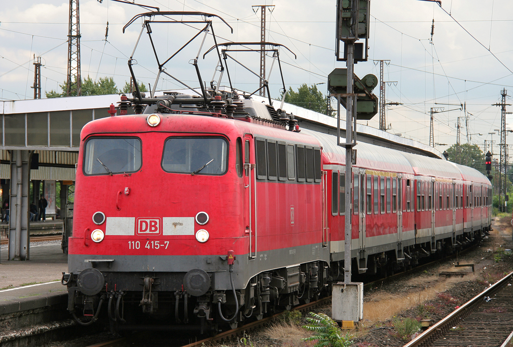 Die 110 415-7 zieht den RE5 ab Oberhausen HBF nach Emmerich am 29.07.2011