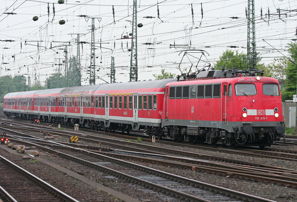 Die 110 415-7 zieht den vierten und letzten RE4 Verstrker von Dsseldorf nach Aachen in Mgladbach ein am 11.05.2010