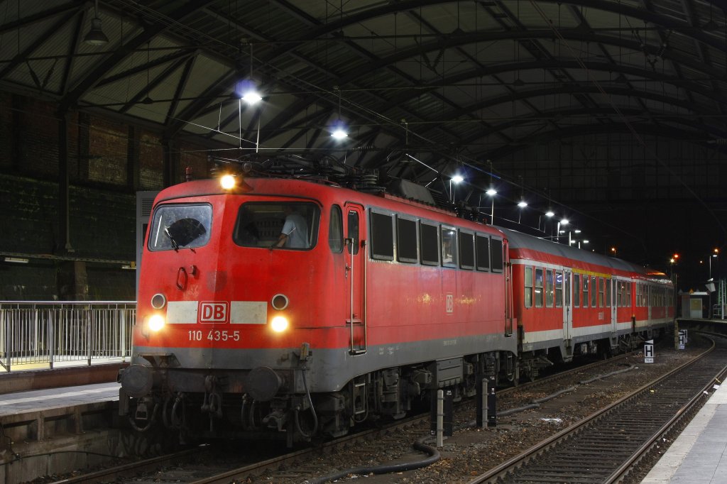 Die 110 435-5 am 23.12.2011 mit einem RE4 Verstrker in Aachen Hbf.