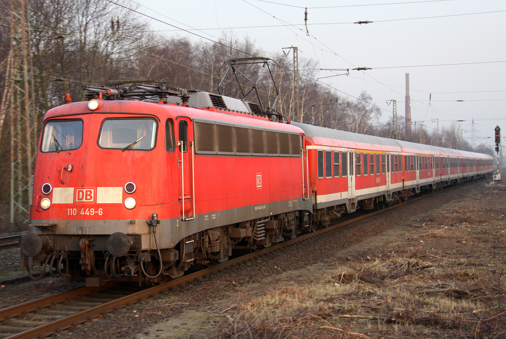 Die 110 449-6 zieht die RB35 von Dsseldorf nach Wesel in Dinslaken ein am 16.03.2012