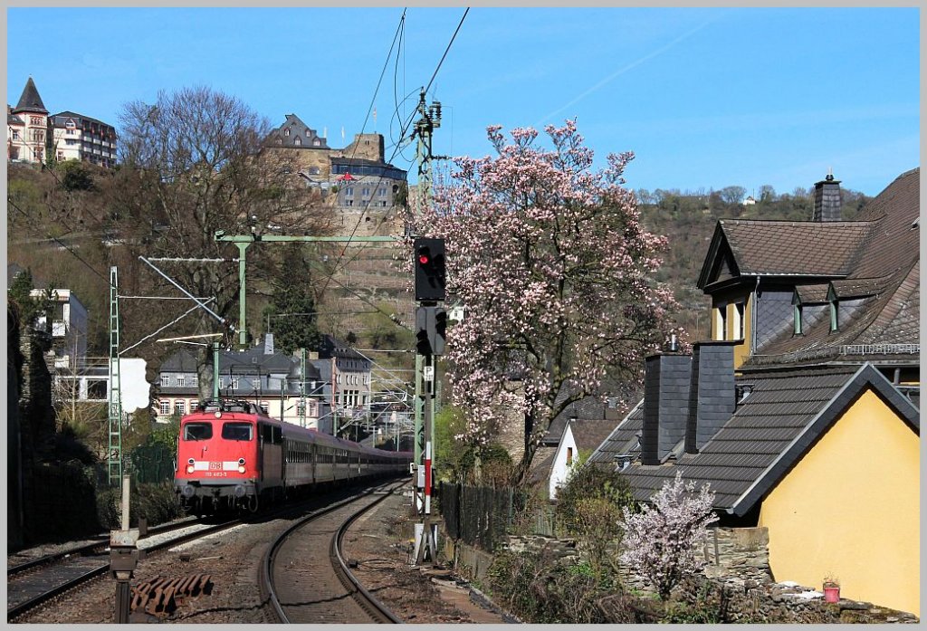 Die 110 483 war am 1. April 2012 mit einem Sonderzug an der linken Rheinstrecke unterwegs. Hier bei der Durchfahrt in St. Goar.