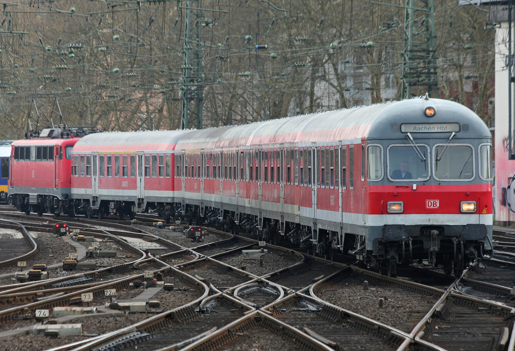 Die 110 493-4 schiebt den RE4 Verstrker nach Aachen aus dem KDA zur Bereitstellung Richtung Dsseldorf HBF am 16.04.2010