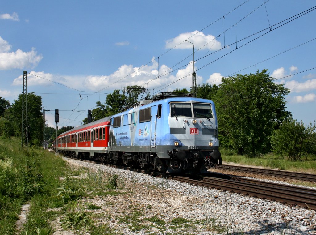 Die 111 031 mit einer RB nach Salzburg am 05.06.2011 bei der Ausfahrt aus Aling.