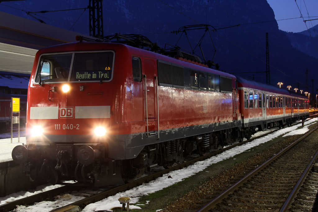 Die 111 040-2 mit der RB ab Garmisch Partenkirchen nach Reutte in Tirol am 03.03.2013