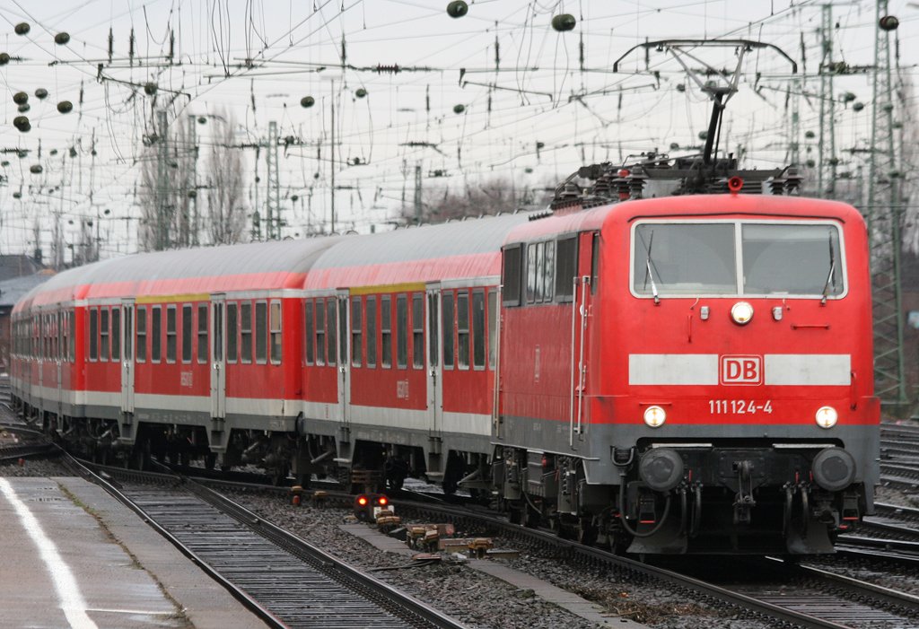 Die 111 124-4 zieht ihren RE13 aus Venlo gerade in Mnchengladbach HBF ein, aufgenommen am 27.12.2009
