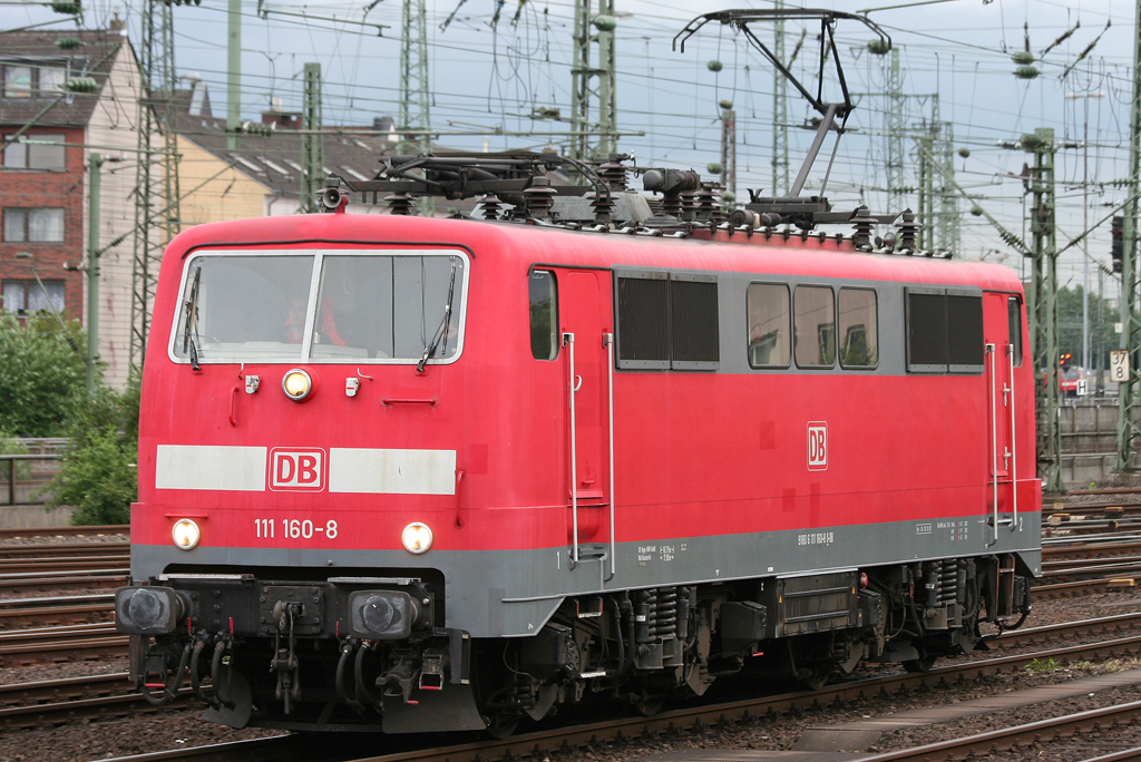 Die 111 160-8 rollt Lz aus dem KDA Richtung Dsseldorf HBF zum Wenden am 18.06.2010