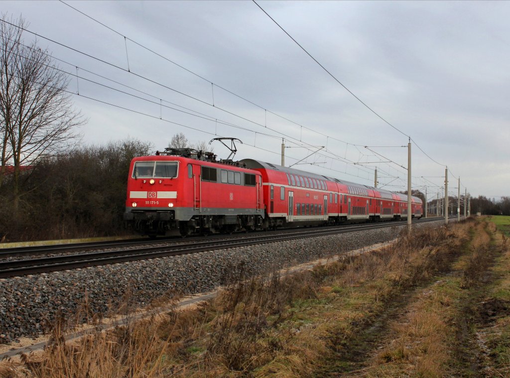 Die 111 171 mit einem RE nach Mnchen am 31.12.2012 unterwegs bei Baar-Ebenhausen.