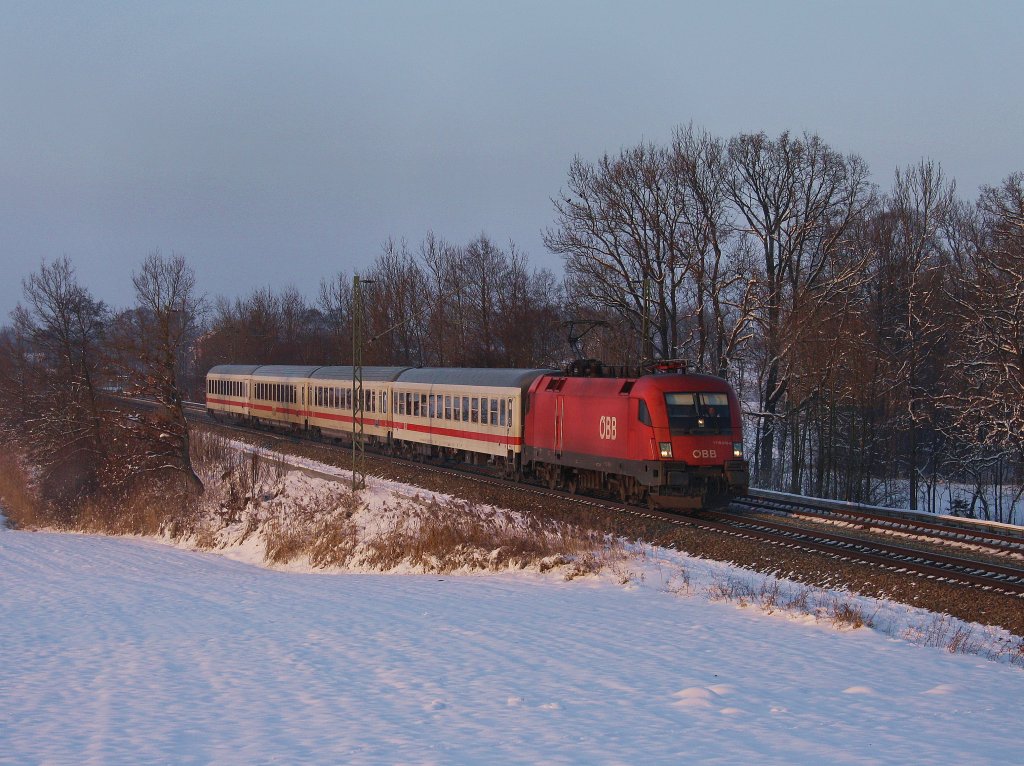 Die 1116 066 am 04.12.2010 mit dem IC Knigsee unterwegs bei Hilperting. 