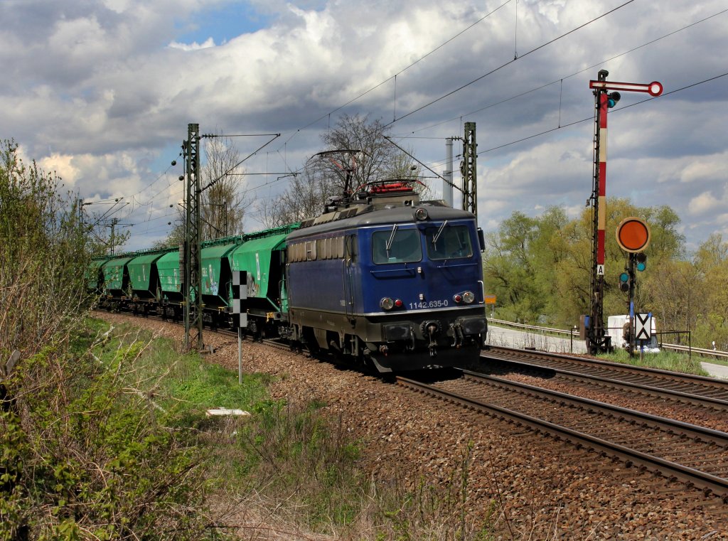 Die 1142 635 mit einem Getreidezug am 21.04.2012 unterwegs bei Pleinting.