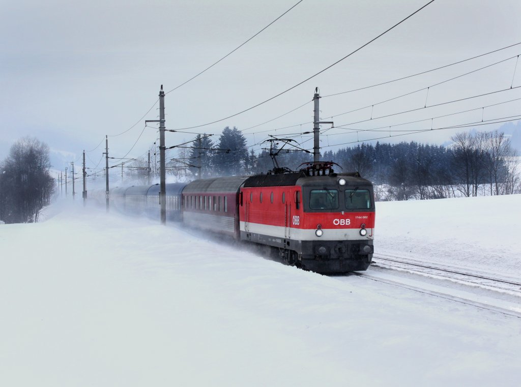 Die 1144 082 mit einem Turnuszug am 11.02.2012 unterwegs bei Fieberbrunn.