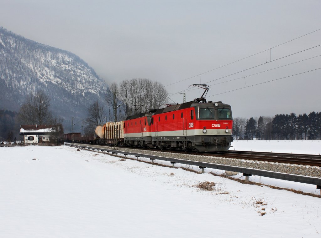 Die 1144 109 und die 1144 226 mit einem Gterzug am 04.02.2012 unterwegs bei Niederaudorf.