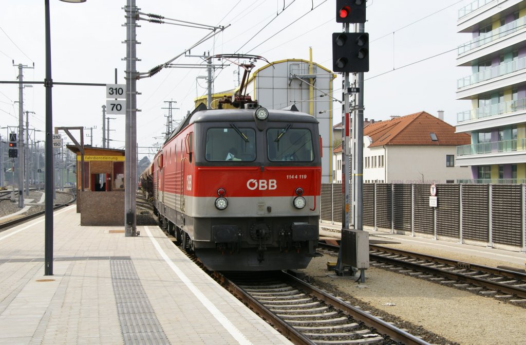 Die 1144 119 fhrt in Tandemsteuerung mit der 1044 084 einen Gterzug durch St.Plten. 