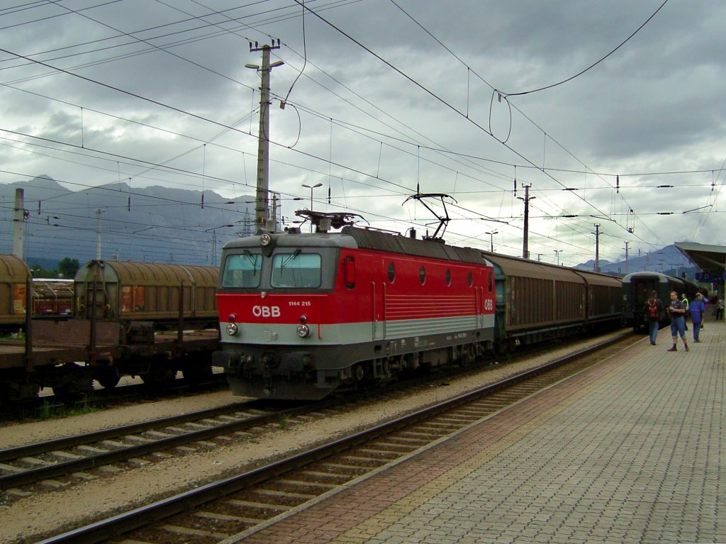 Die 1144 215 am 23.08.2008 mit einem Gterzug bei der Ausfahrt aus dem Wrgler Hbf. 