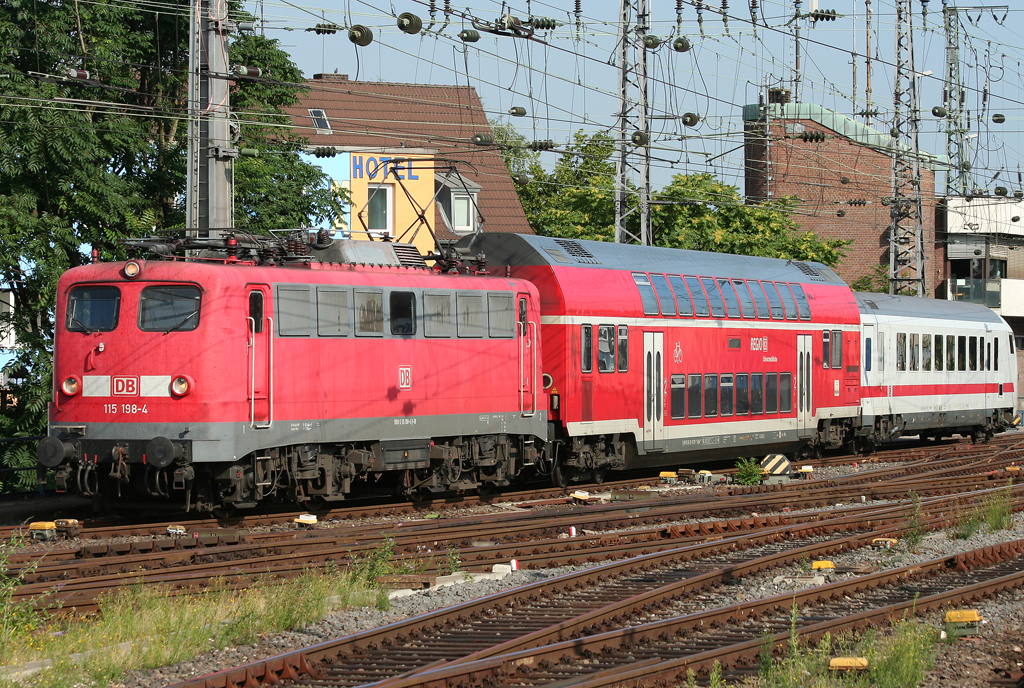 Die 115 198-4 zieht den PbZ 1973 von Frankfurt Bbf nach Dortmund Bbf durch Kln HBF (Planmige Ankunft 10.14) am 18.07.2010