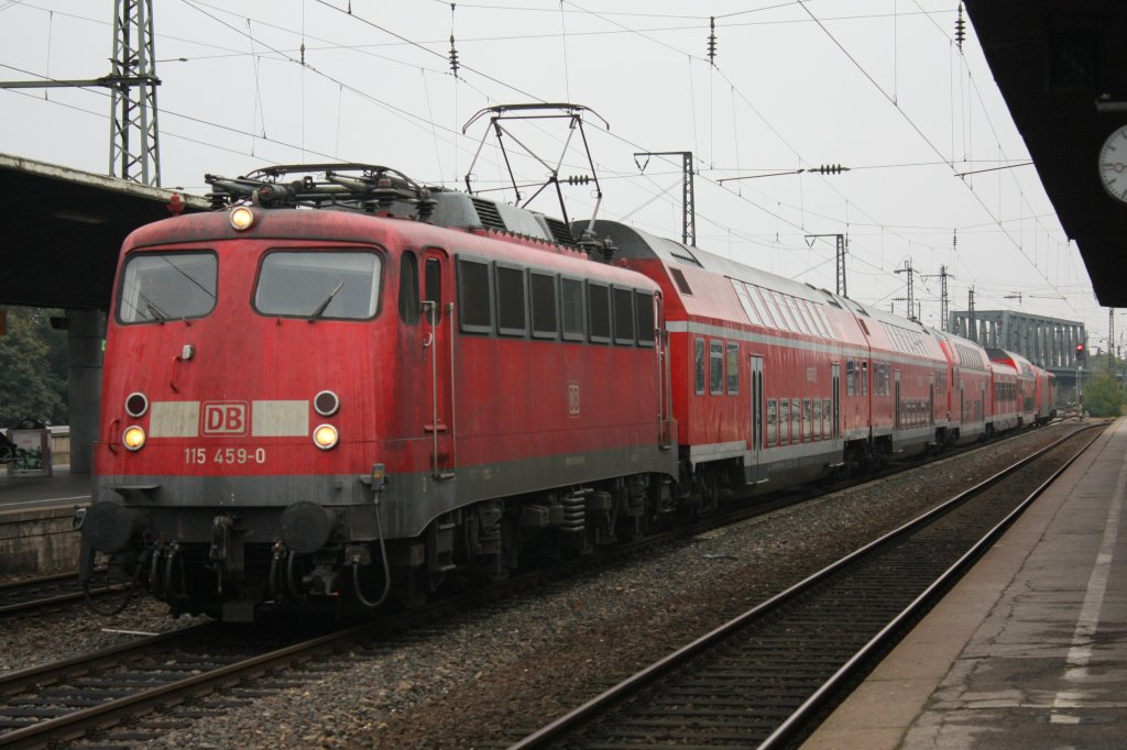 Die 115 459-0 fuhr mit einem Pbz am 17.10.2010 durch Kln Messe/Deutz.