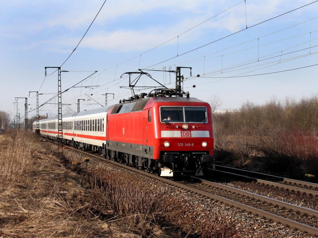 Die 120 146 am 12.03.2011 mit dem IC Rottalerland unterwegs bei Obertraubling. 