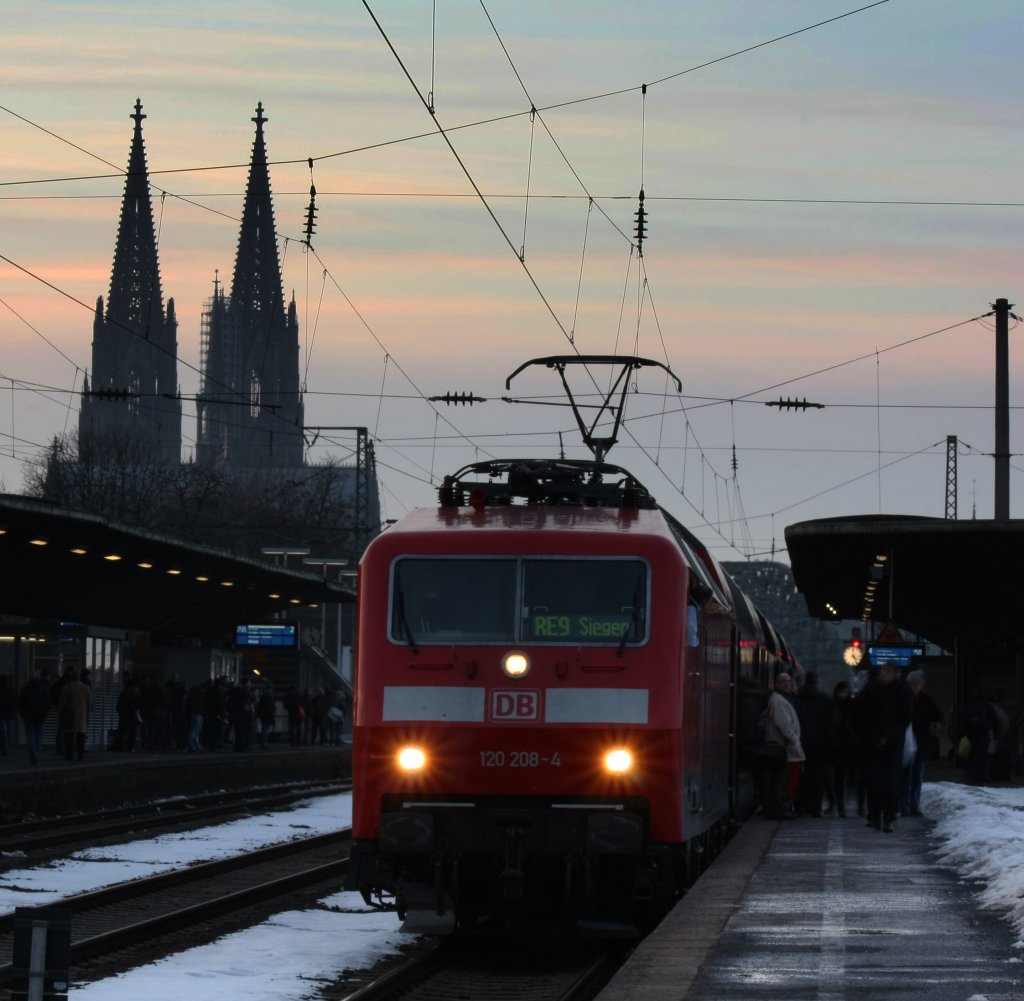 Die 120 208-4 mit dem RSX RE9 nach Siegen am 04.01.2010 in Kln Messe Deutz.