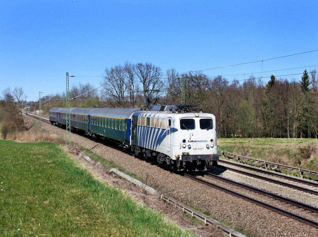 Die 139 310 am 02.04.2011 mit einem Sonderzug unterwegs bei Hilperting. 