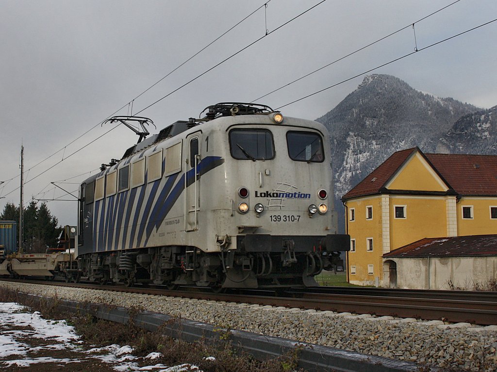 Die 139 310 mit einem KLV-Zug am 05.12.2009 unterwegs bei Niederaudorf. 