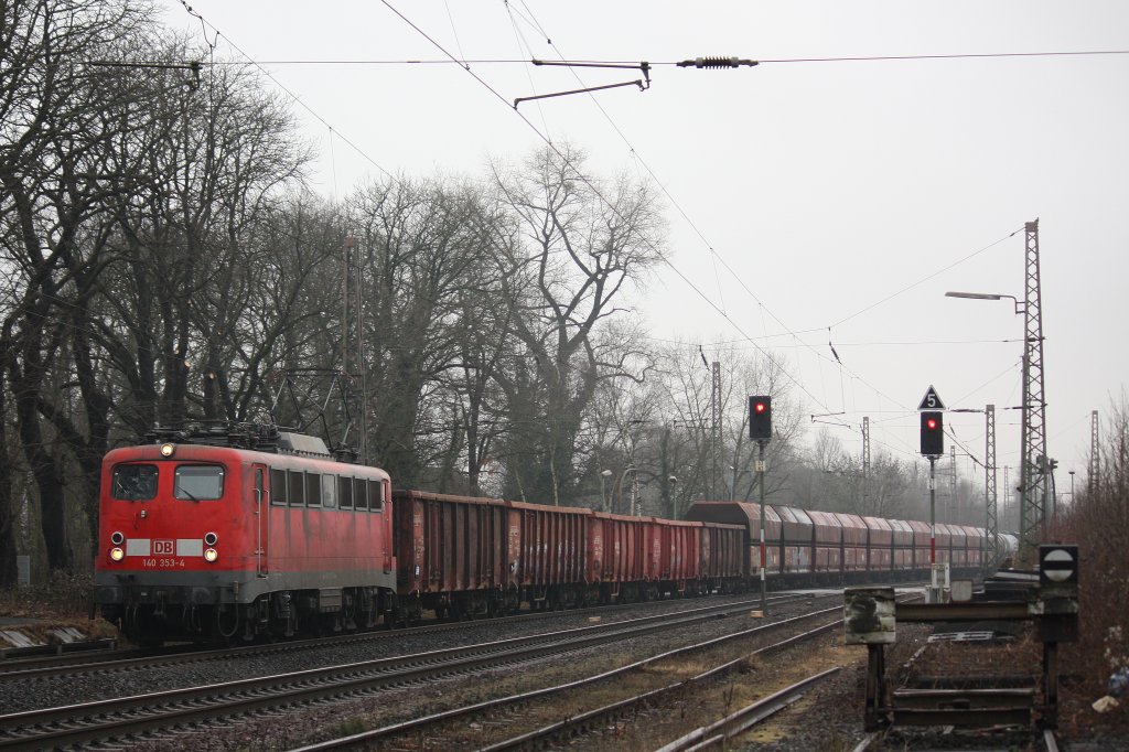 Die 140 353 fuhr am 17.2.12 mit einem gemischten Gterzug durch Ratingen-Lintorf.