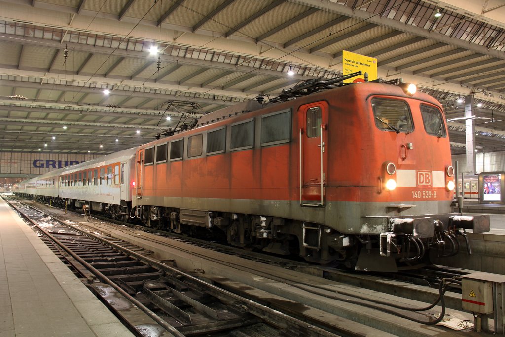 Die 140 539-8 mit einer CNL in Mnchen HBF am 12.01.2013