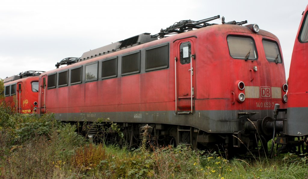 Die 140 653-7 steht zur Zeit mit mehreren weiteren Einheitsloks beim Bender in Opladen. Hier am 22.10.2010