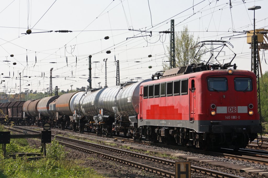 Die 140 680 wechselt am 20.4.11 mit einem gemischten Gterzug aufs Gegengleis in Duisburg-Entenfang.