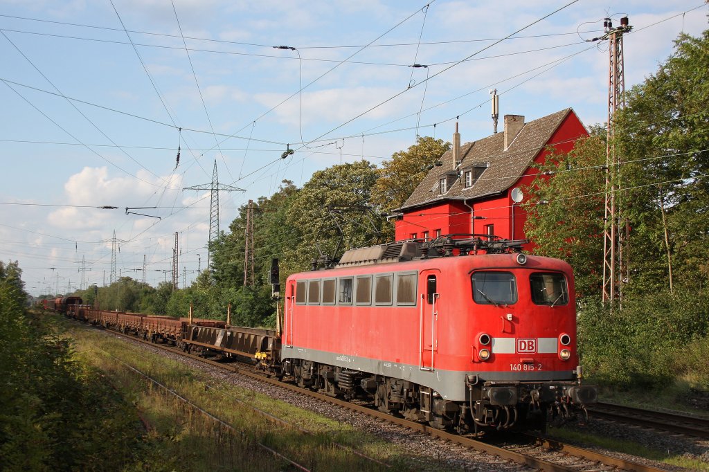 Die 140 815 zieht am 19.9.11 einen gemischten Gterzug durch Ratingen-Lintorf.