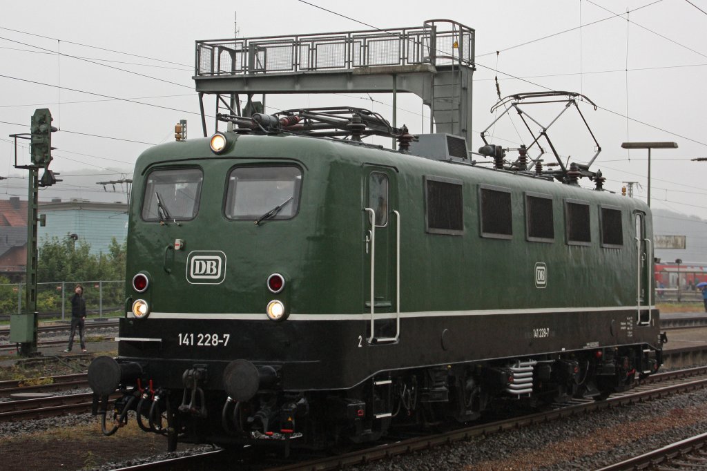 Die 141 228 war am 3.7.11 fr Fhrerstandsmitfahrten in Altenbeken.Fotostandpunkt auch hier in einer Kurve !