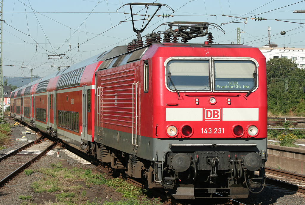 Die 142 231 zieht den SE20 von Limburg durch Frankfurt Hchst nach Frankfurt a.M. Hbf am 20.08.2010