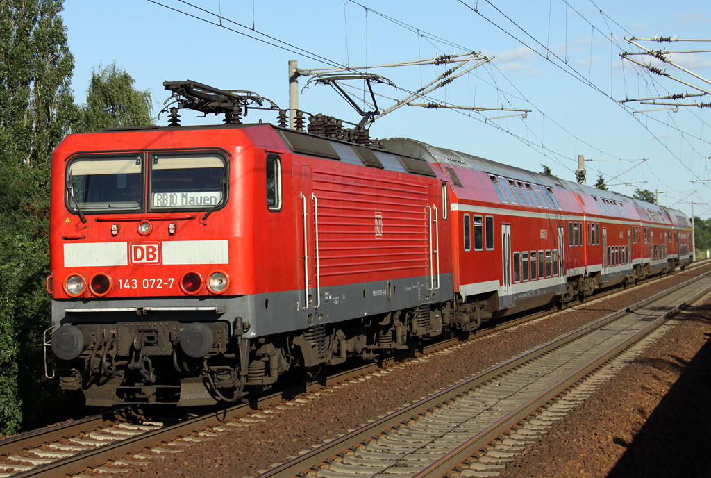 Die 143 072-7 erreicht Albrechtshof mit der RB10 von Berlin Hbf nach Nauen am 12.08.2012