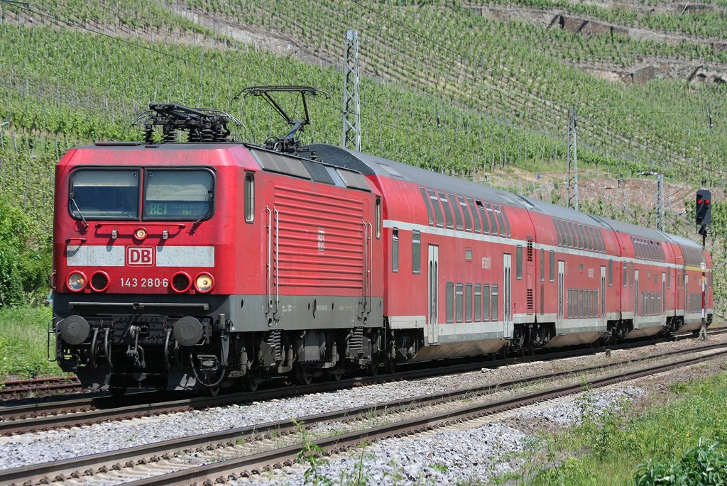 Die 143 280-6 zieht ihren RE1 von Koblenz durch Winningen nach Saarbrcken am 05.06.2010