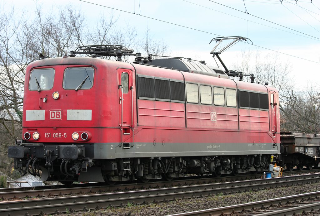 Die 151 058-5 durchfhrt Duisburg Neudorf mit Brammen am 20.03.2010