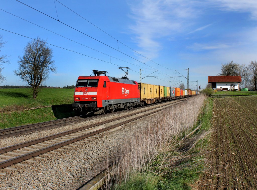 Die 152 028 mit einem Containerzug am 19.04.2012 unterwegs bei Hilperting.