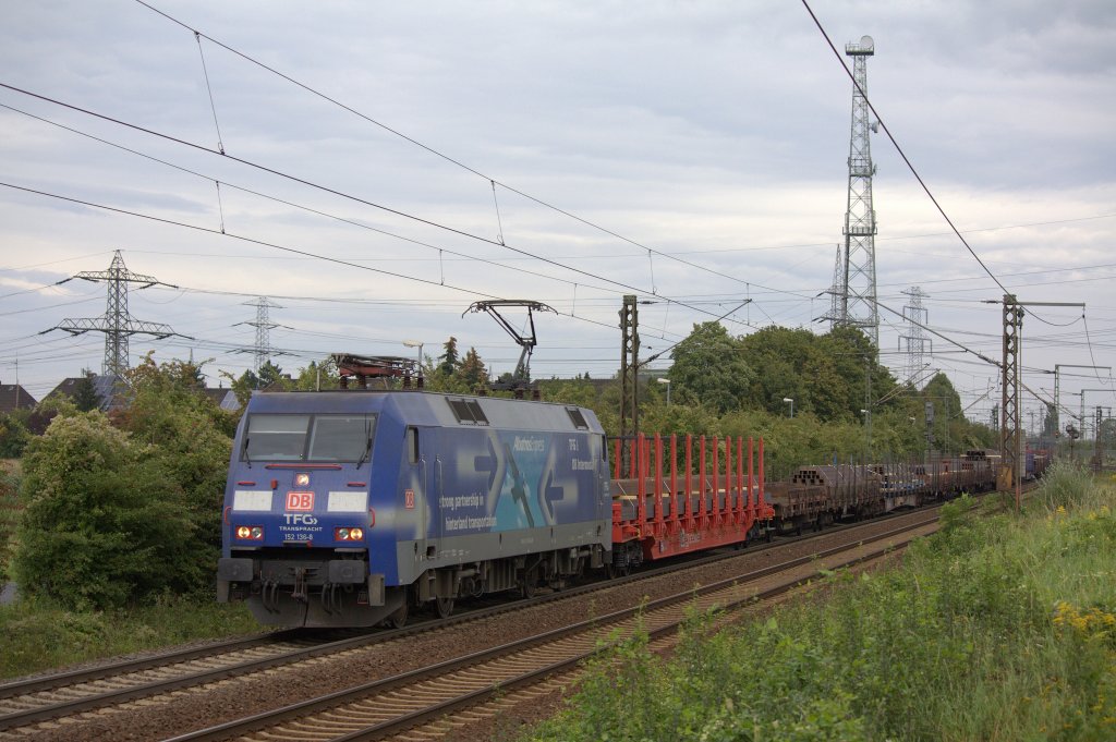 Die 152 136-8 fuhr am 29.08.2011 durch Ahlten.