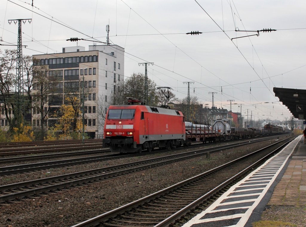 Die 152 159 mit einem Gterzug am 24.11.2012 bei der Durchfahrt in Kln West.