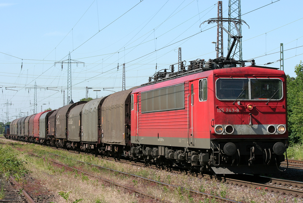 Die 155 143-9 zieht einen Kurzen durch Ratingen Lintorf am 25.05.2011