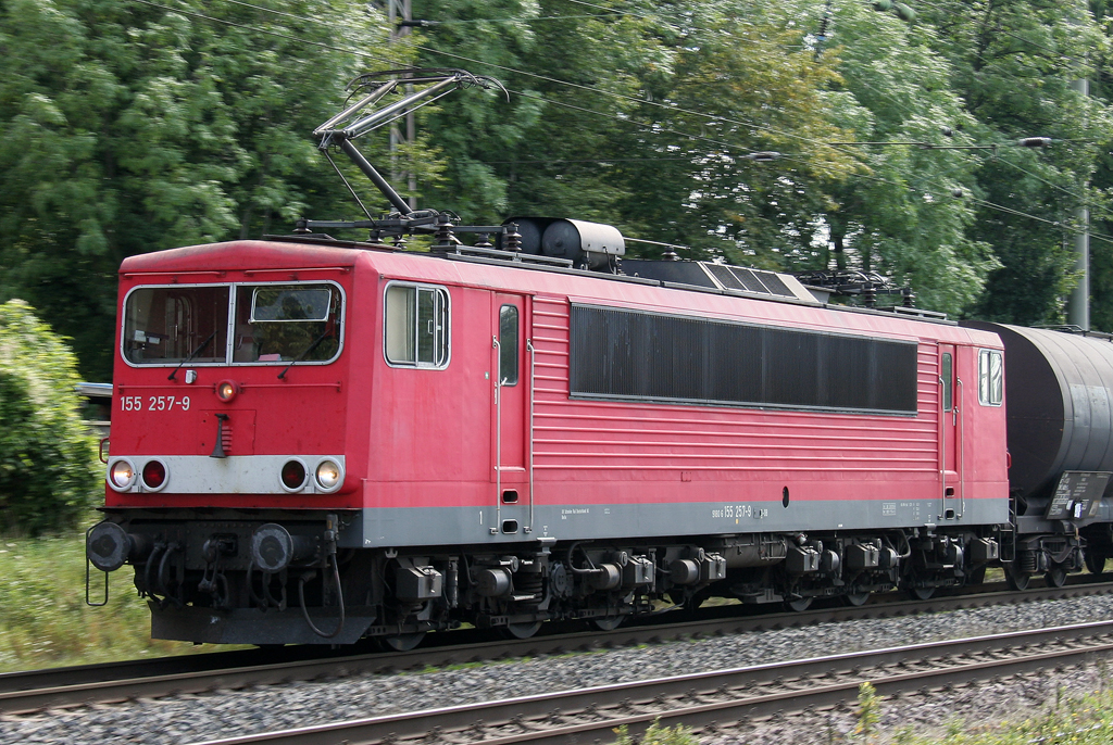 Die 155 257-9 fhrt durch Ratingen Lintorf am 17.08.2011