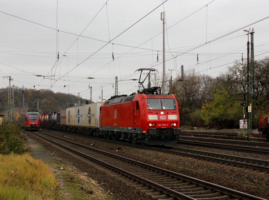 Die 185 038 mit einem Containerzug am 24.11.2012 bei der Durchfahrt in Kln West.