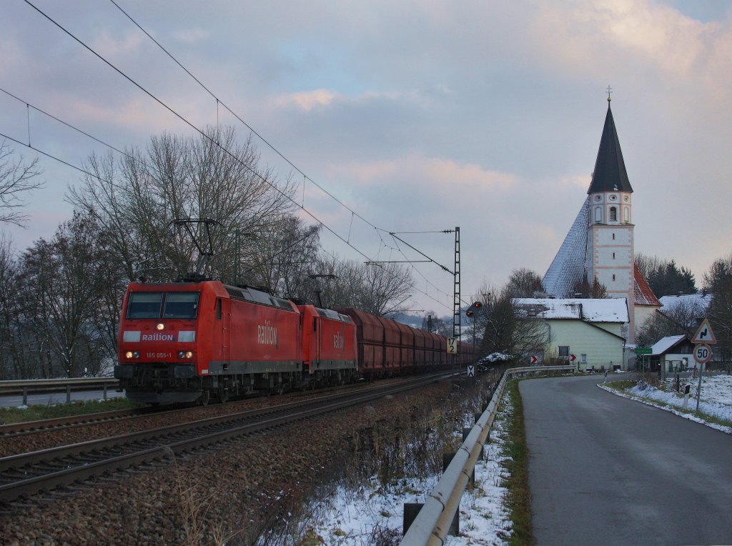 Die 185 055 und die 185 239 am 27.11.2010 mit einem Erzzug unterwegs bei Hausbach. 