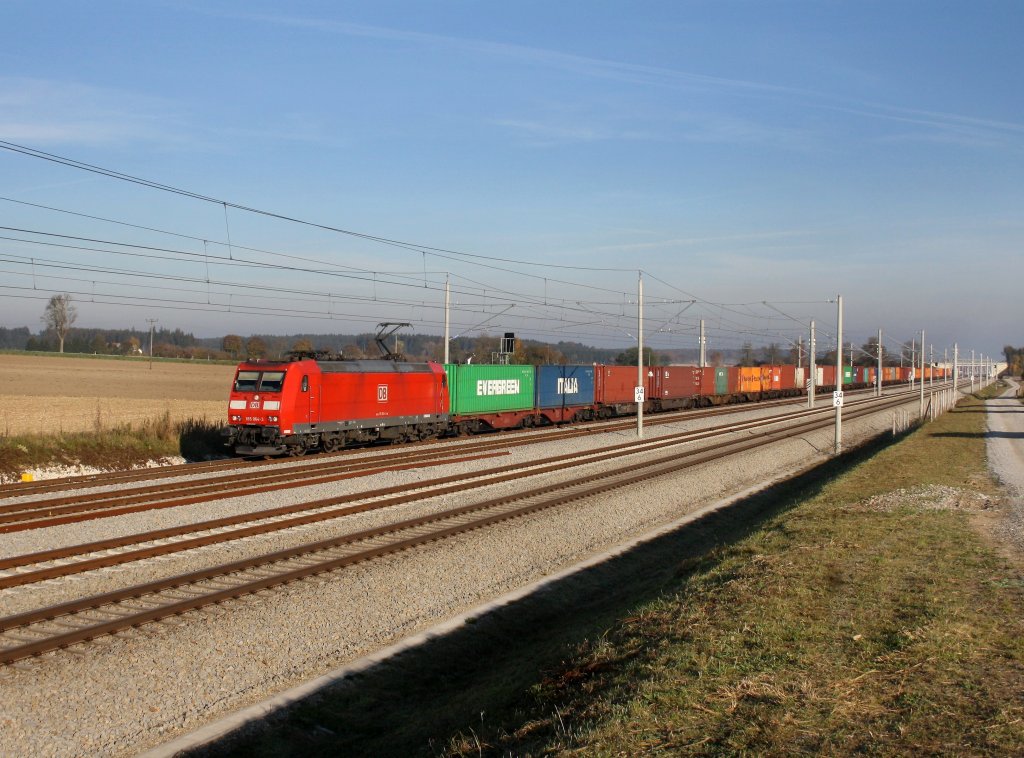 Die 185 064 mit einem Containerzug am 29.10.2011 unterwegs bei Hattenhofen.