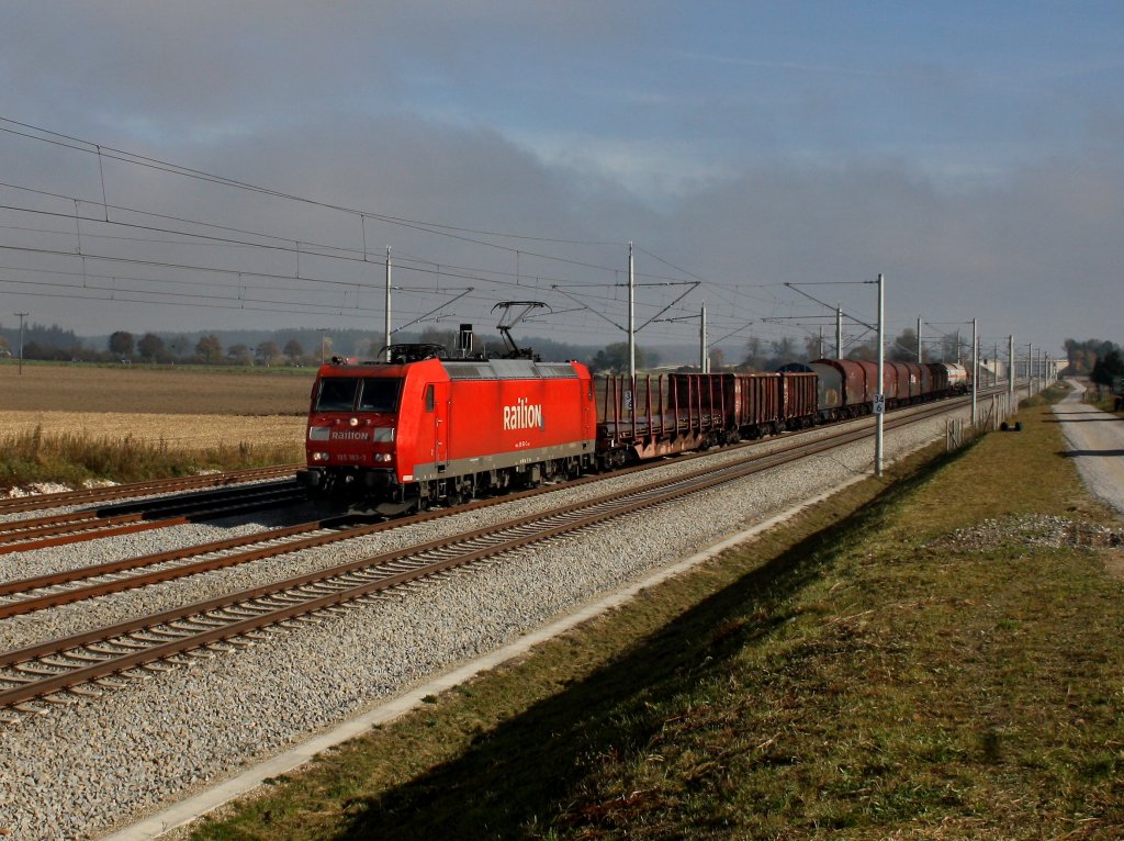 Die 185 163 am 29.10.2011 mit einem Gterzug unterwegs bei Hattenhofen.