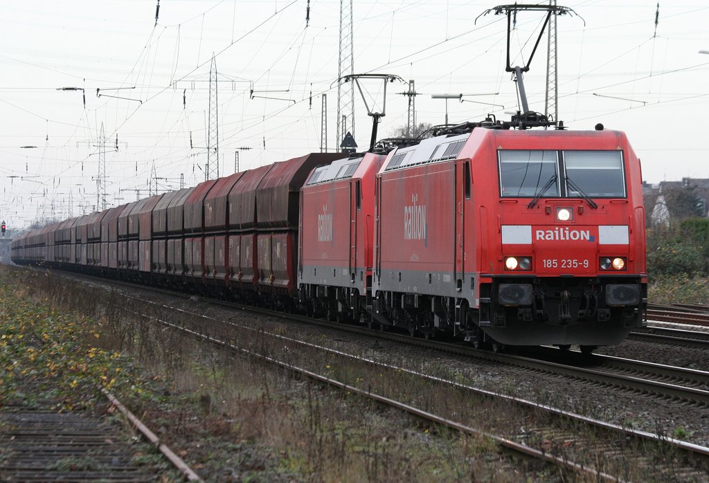 Die 185 235-9 zieht in DT einen langen Kohlezug durch Ratingen Lintdorf am 21.11.2009