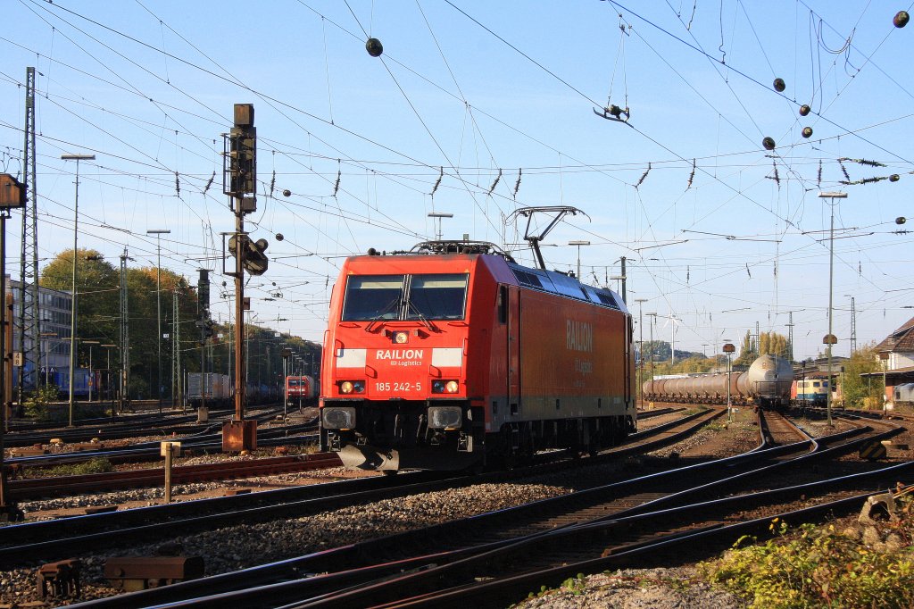 Die 185 242-5 von Railion rangiert in Aachen-West bei Sonne.
22.10.2011