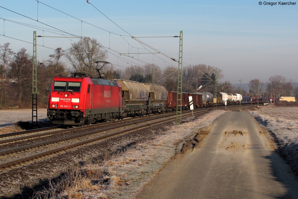 Die 185 305-0 mit einem gemischten Gterzug bei Helmsheim. Aufgenommen am 21.02.2012.