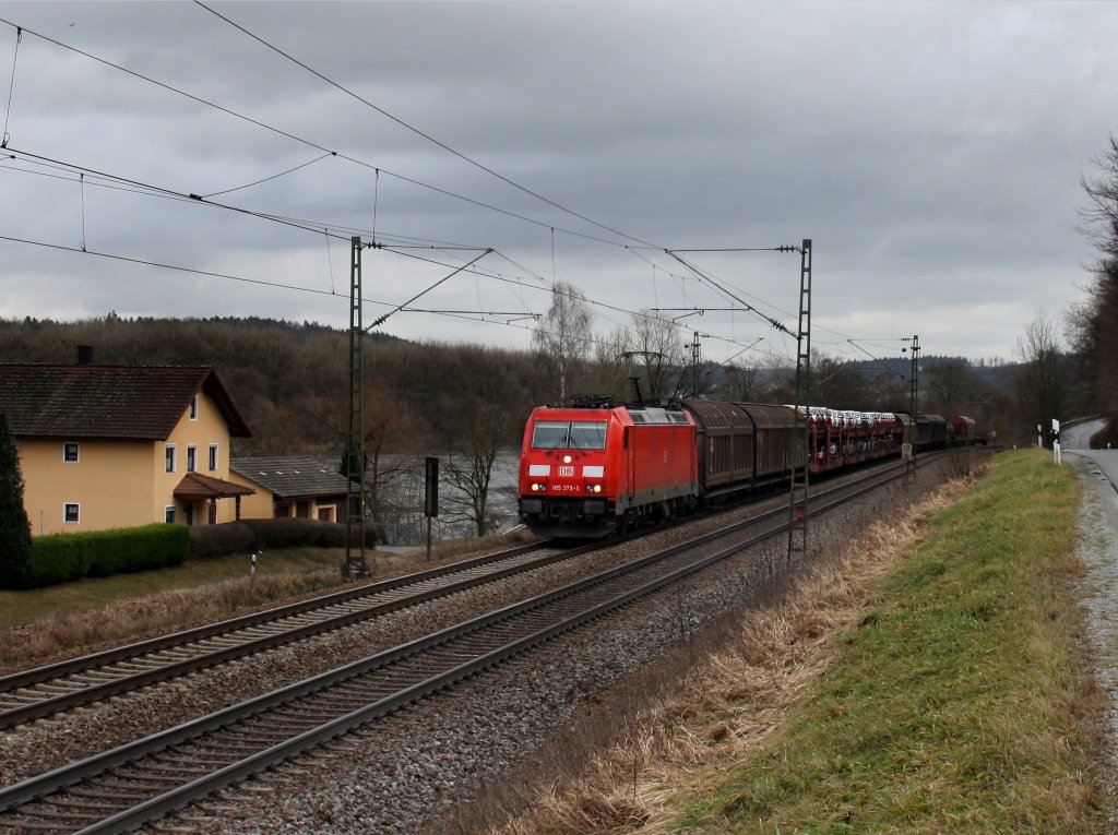 Die 185 379 am 14.01.2012 mit einem Gterzug unterwegs bei Vilshofen.