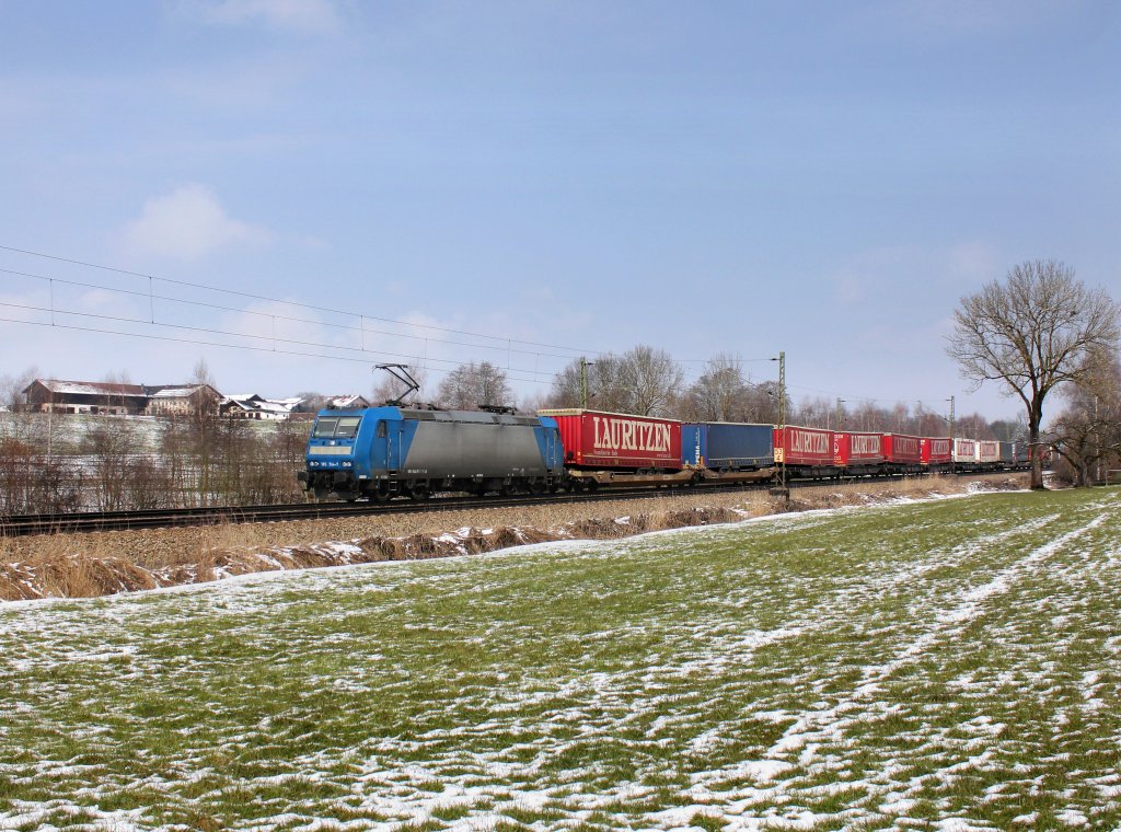 Die 185 514 mit einem KLV-Zug am 01.04.2013 unterwegs bei Haus.