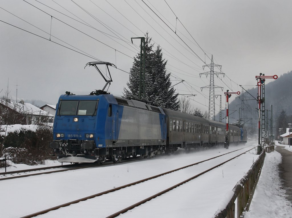 Die 185 515 und die 185 516 am Zug ende mit drei SVG Silberlingen am 13.02.2010 als BLB Ersatzzug bei der Einfahrt in Piding. 