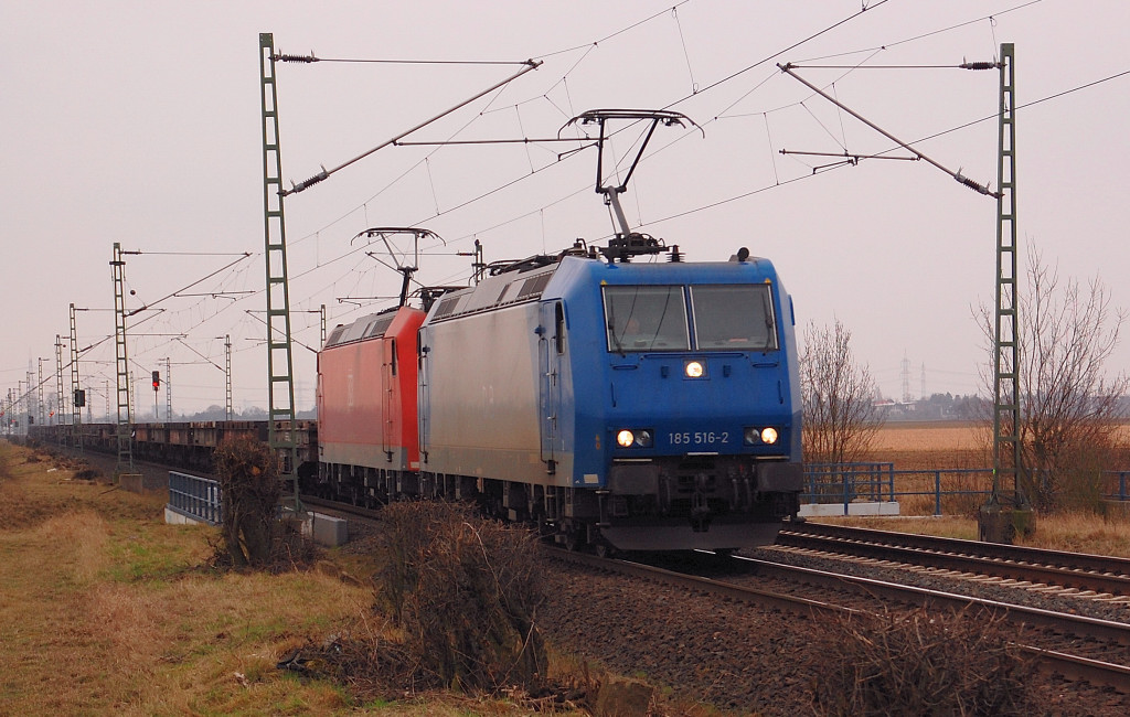 Die 185 516-2 + 185 043-7 mit einem Ganzzug von leeren Coiltransportwagons am 3.3.2012 